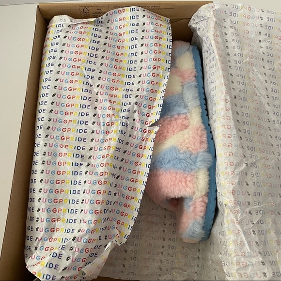 UGG Fluff You Cali Collage Pride Men 6 Fits Women’s 8 - Picture 10 of 13